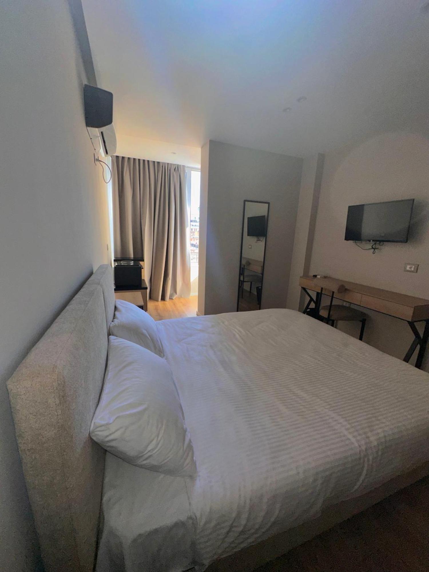 Amazon 8 Guesthouse Tirana Exterior foto